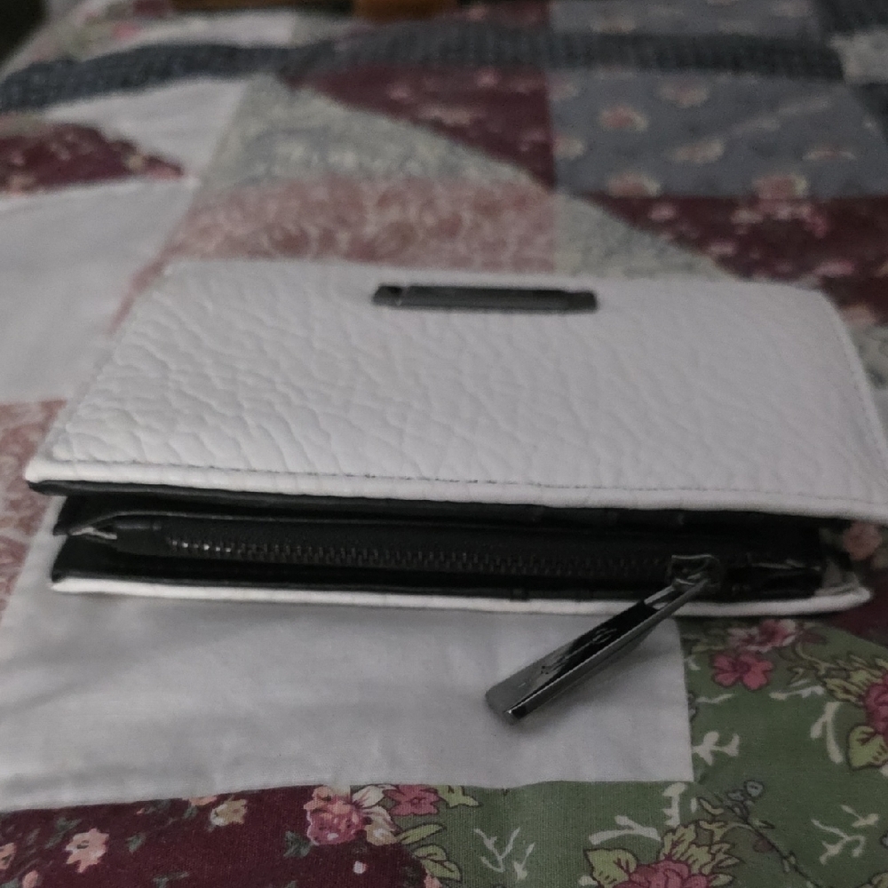 Jessica Simpson Textured White Wallet - Picture 3 of 4